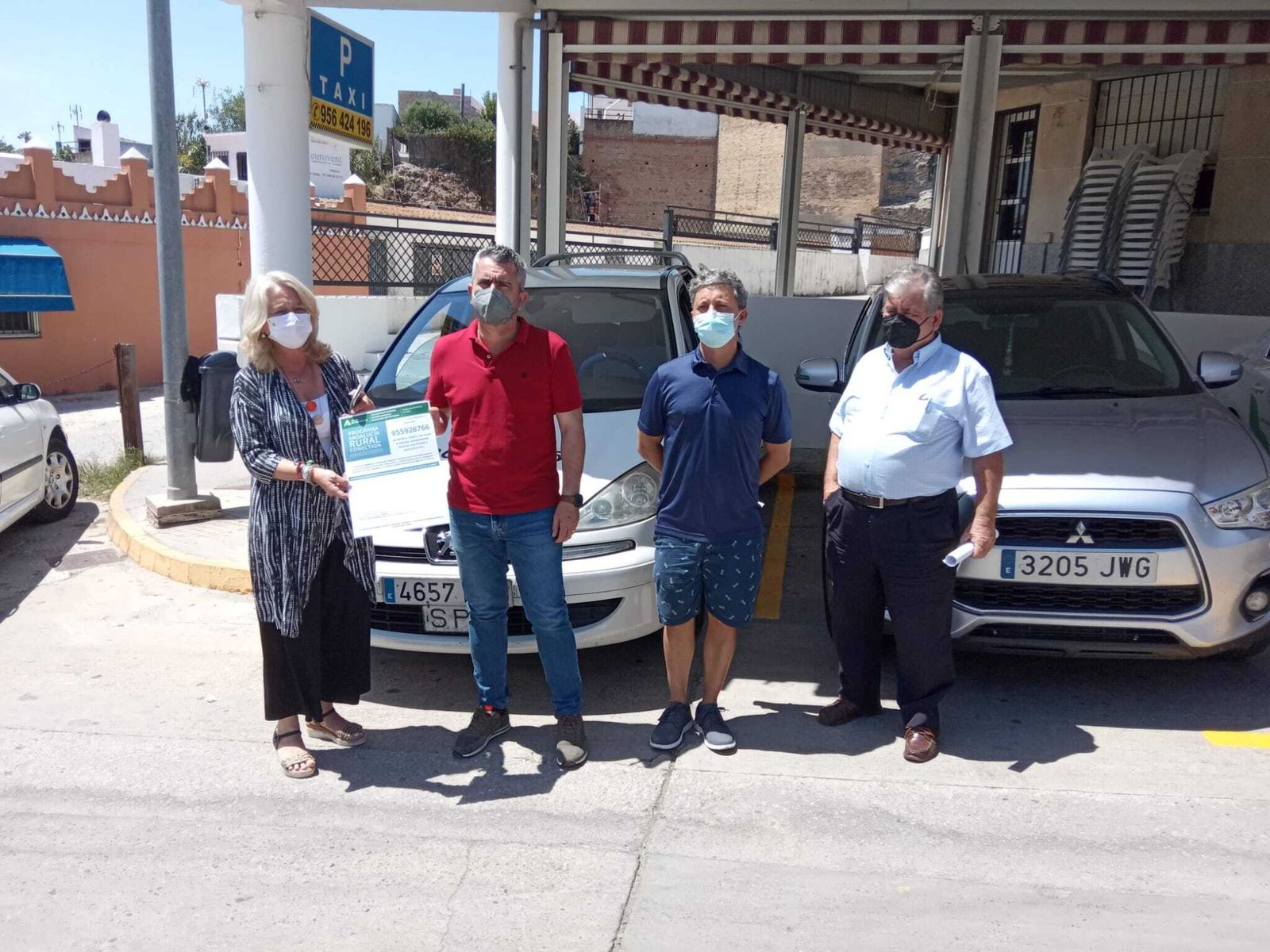 La delegada territorial de Fomento y el alcalde durante la presentación del nuevo servicio.
