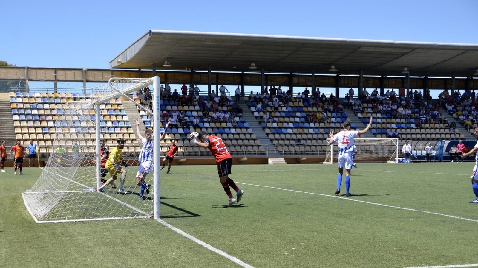 El árbitro anuló un gol al Ayamonte al entender que hubo una falta previa.