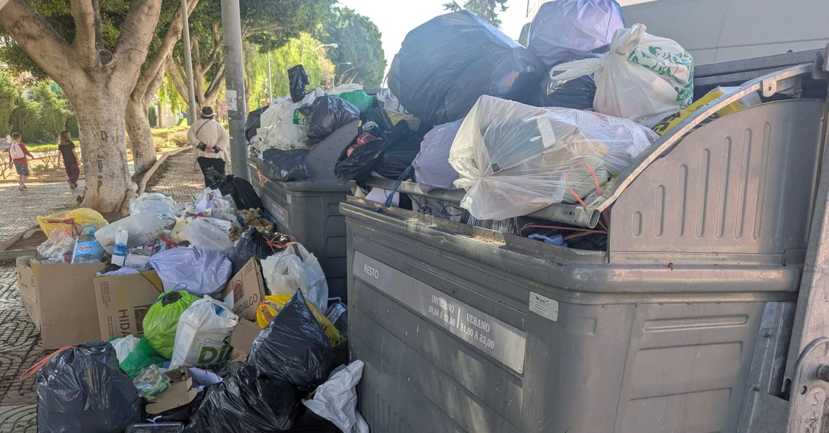 La basura se instala en las calles de Roquetas: cuatro días de huelga y ...