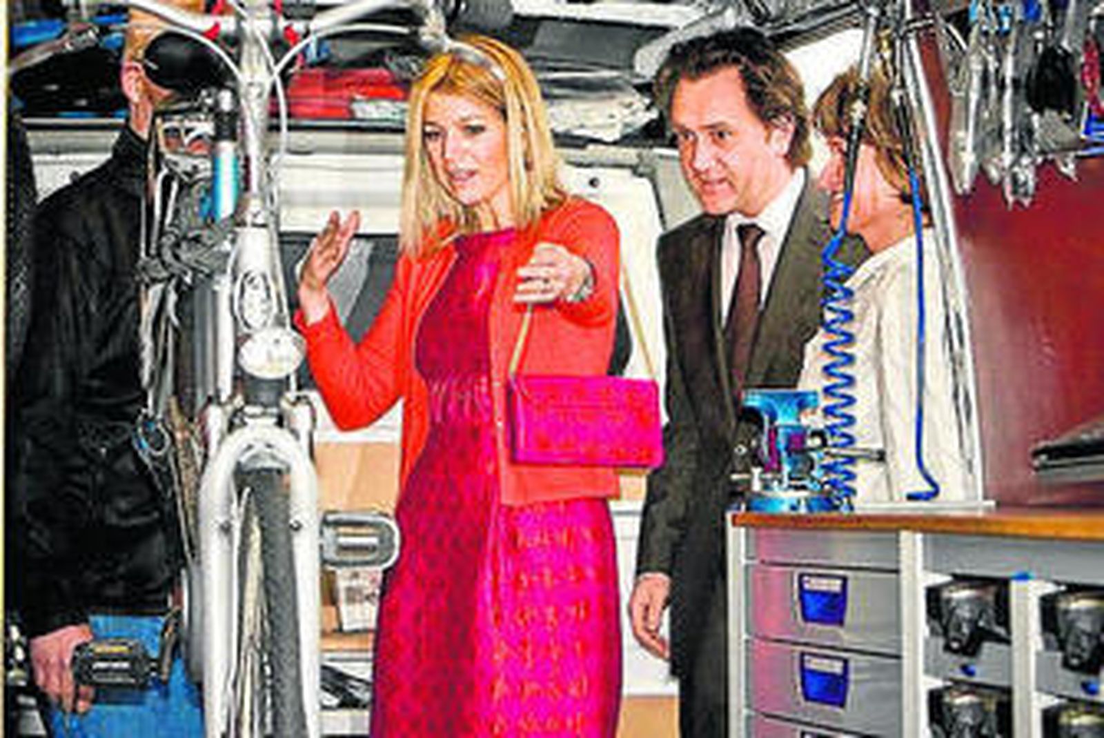 Máxima Zorreguieta se sube al autobús con bicicleta