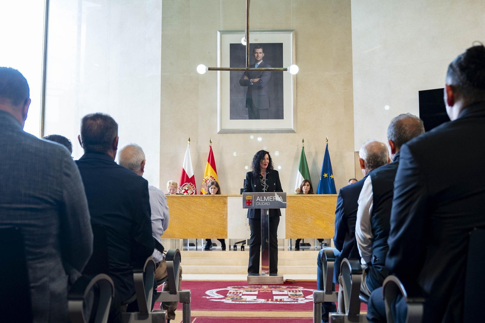 Almería rinde homenaje a su personal municipal con la imposición de los Escudos de Oro