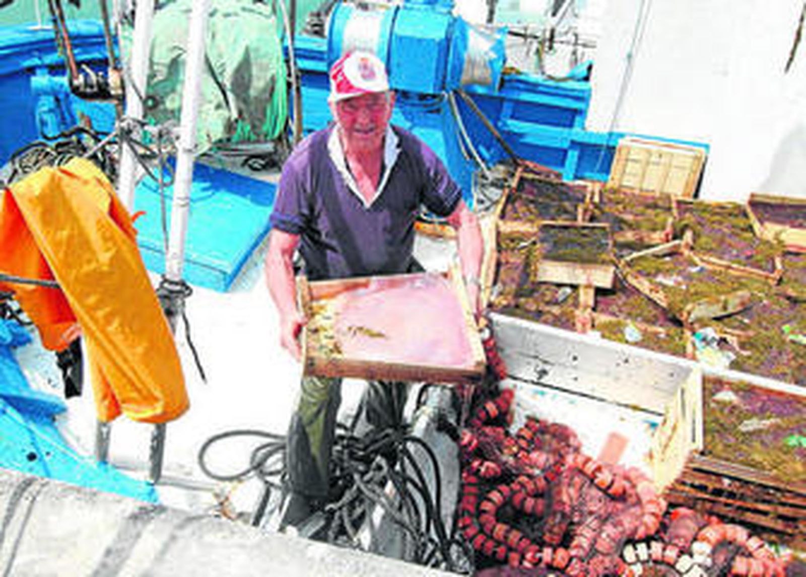 Un pescador muestra la medusa de 15 kilos.
