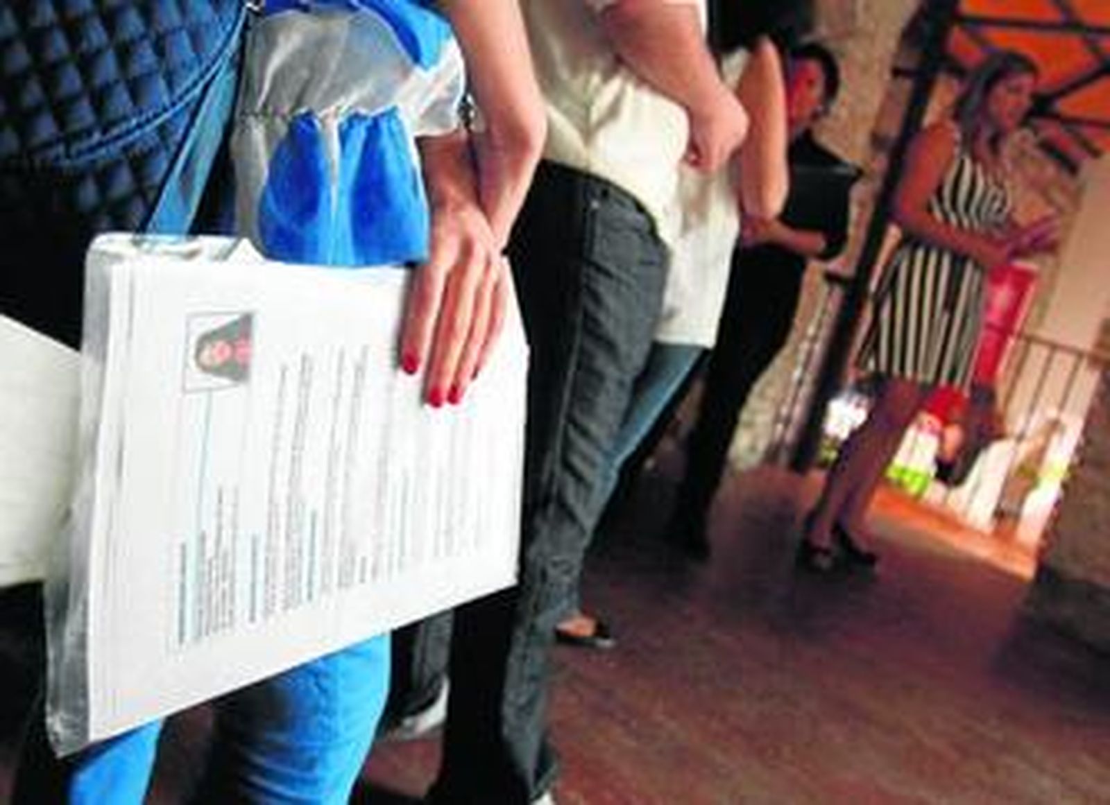 Varios de los participantes llevaron ayer su currículum para encontrar un empleo.