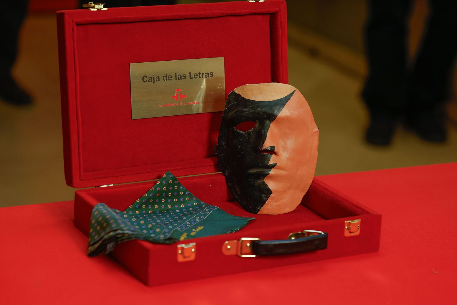 Una careta y un pañuelo que pertenecieron Enrique Morente es el legado que ha dejado la familia de Enrique Morente en la caja número 1566 de la antigua cámara acorazada de la Sede del Instituto Cervantes, en el acto de Legado a la Caja de las Letras in memoriam del artista para honrar su figura y su aportación al cante jondo