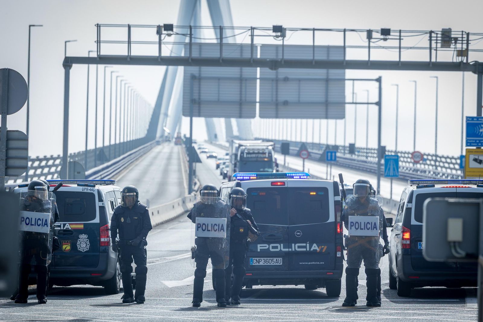 Imágenes de las protestas de trabajadores del metal en Cádiz tras el preacuerdo entre UGT y patronal