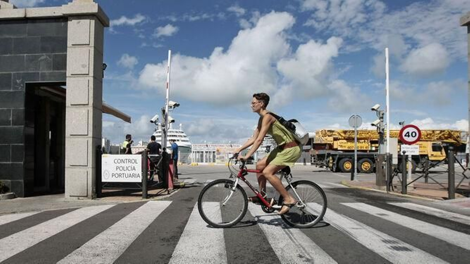 Un ciclista cruza un paso de peatones en Cádiz.