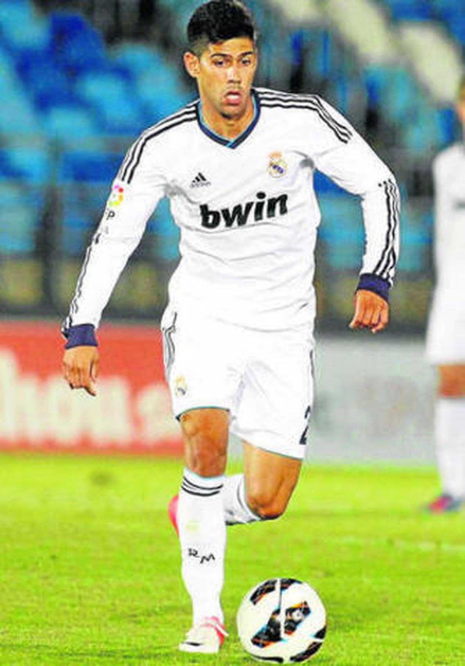 Juanfran conduce la pelota en un partido del Castilla.