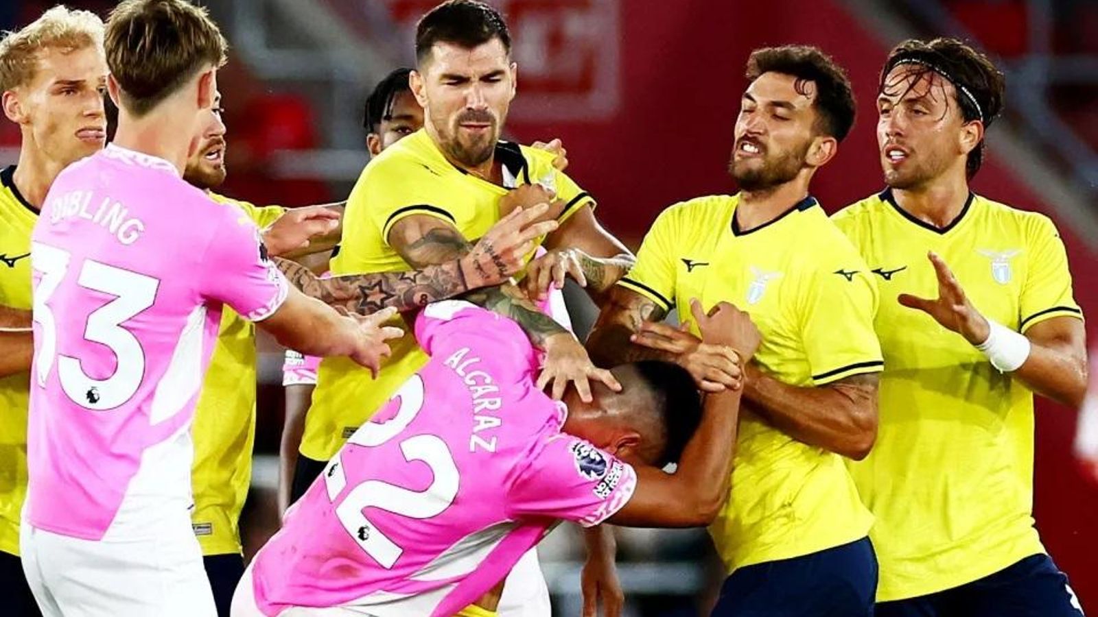 Empujones en el césped con reparto de puñetazos y empujones.