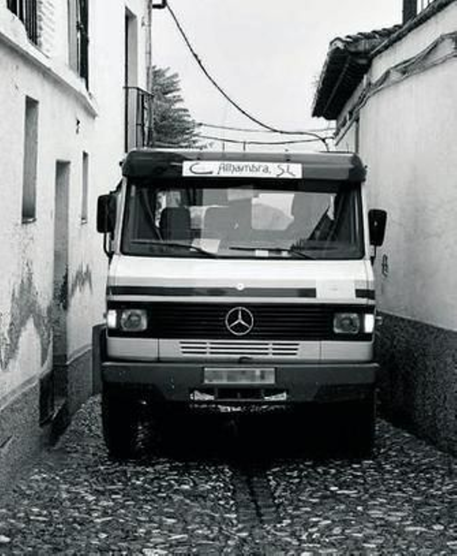 Los vecinos denuncian el paso de camiones por las estrechas calles del Albaicín.