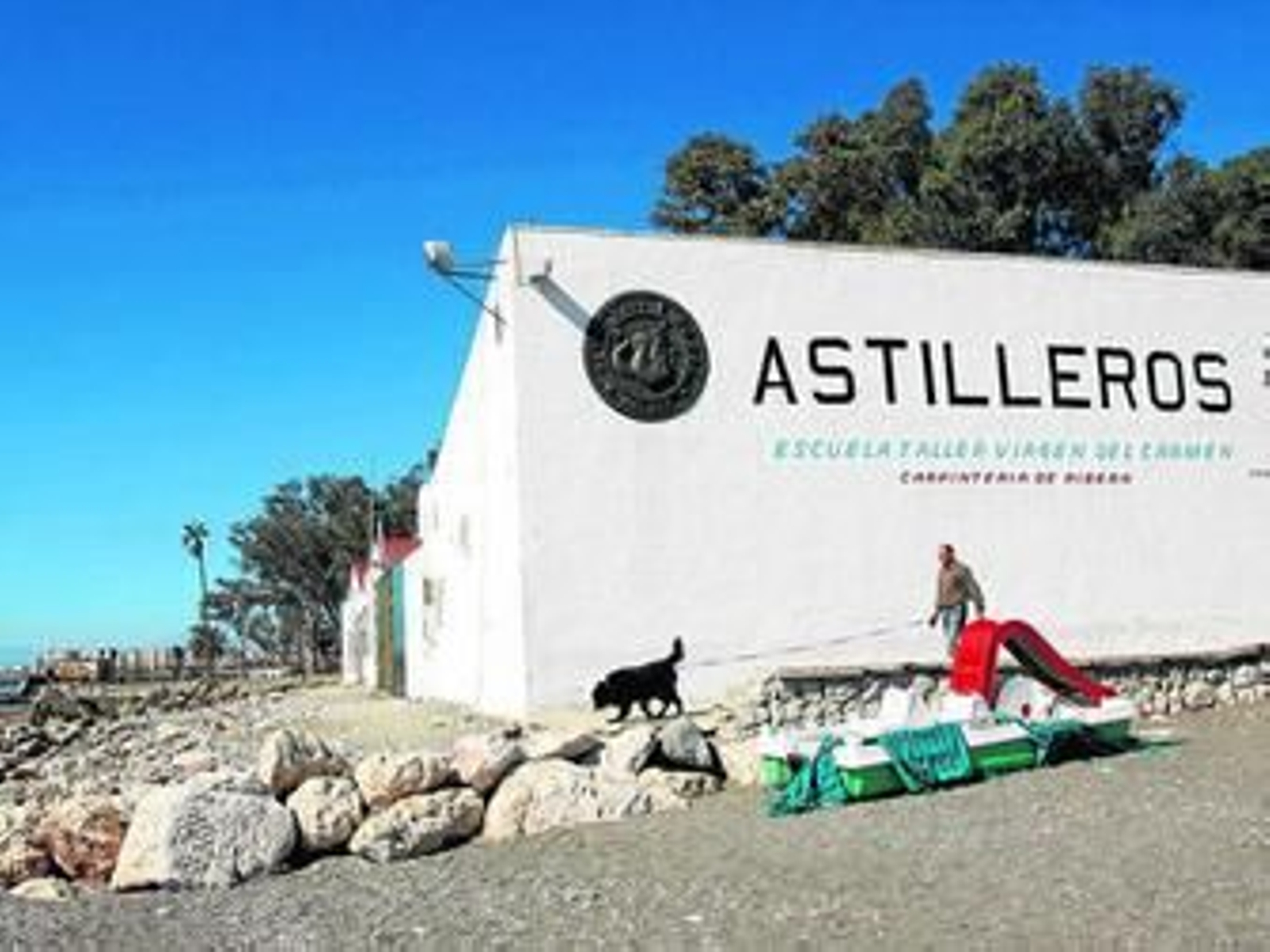 Fachada de Astilleros Nereo junto al antiguo balneario de los Baños del Carmen.