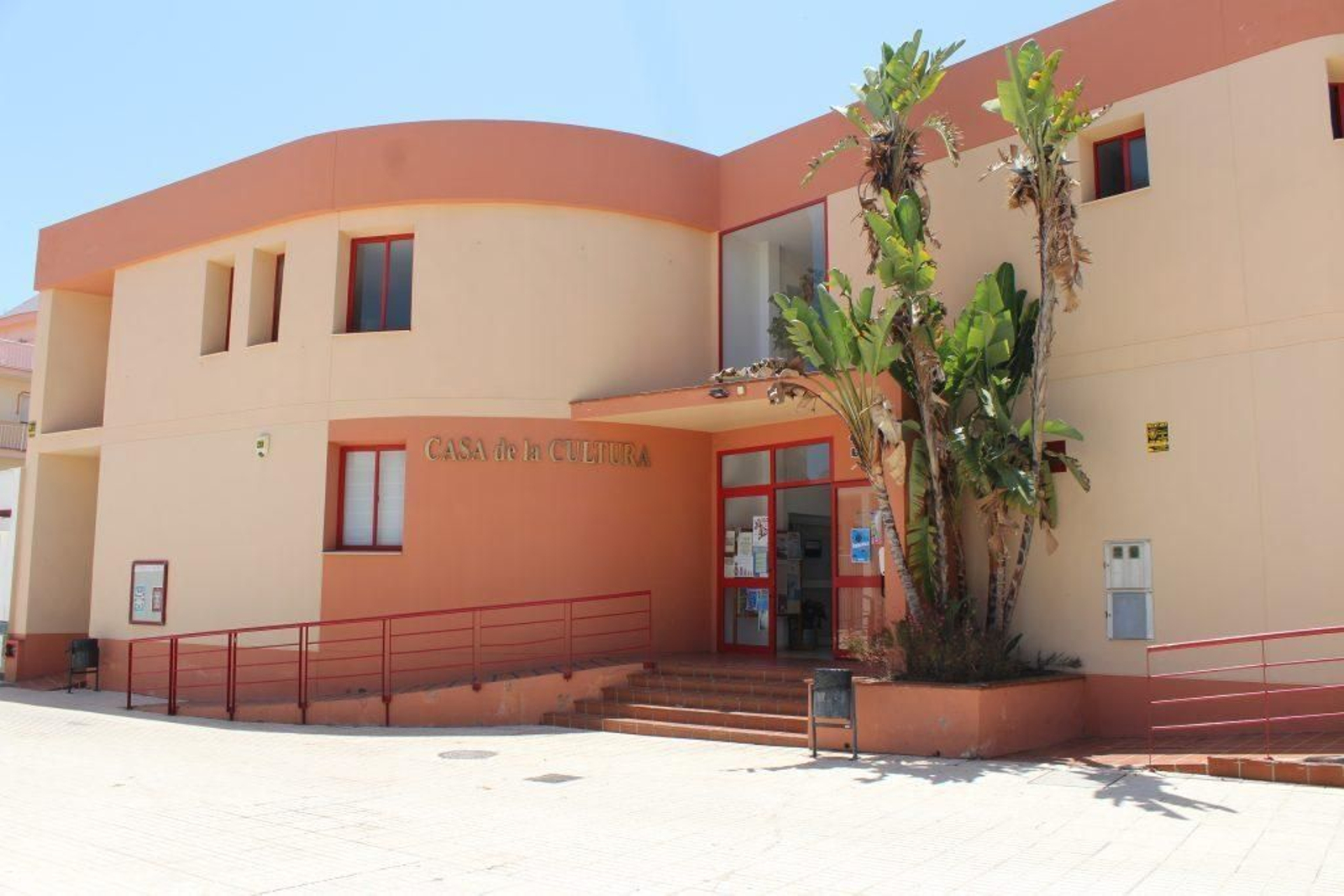 La fachada principal de la Universidad Popular de Mijas.