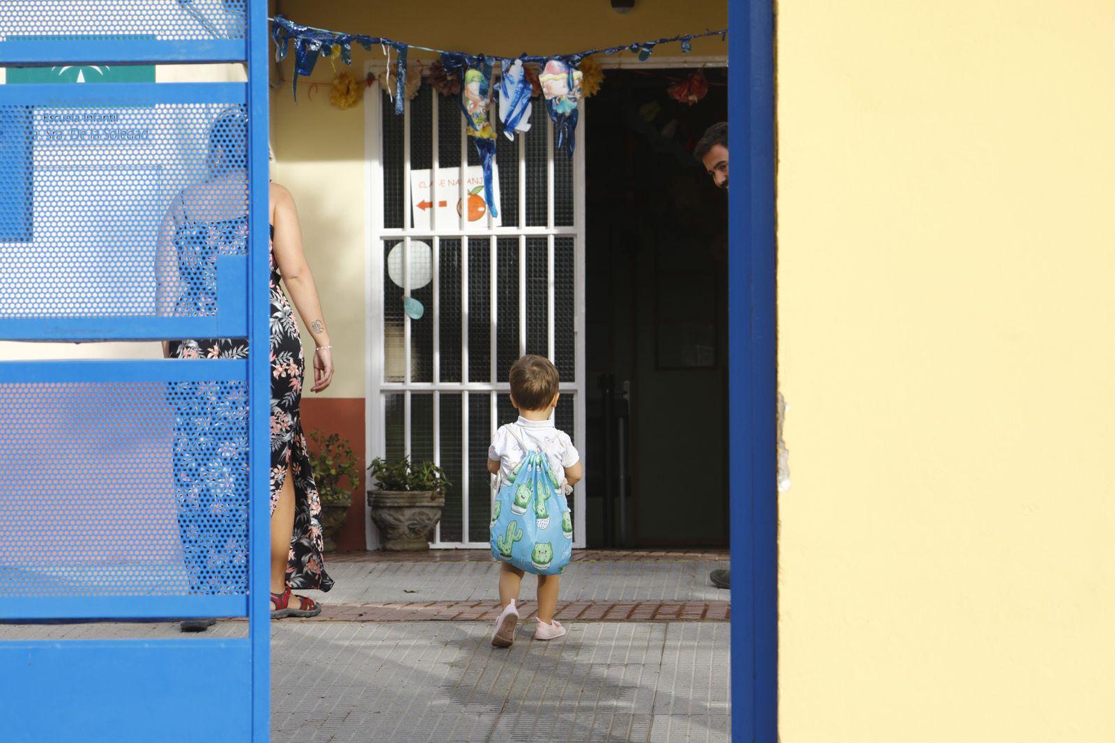 Un pequeño accede a la escuela infantil Nuestra Señora de la Soledad.