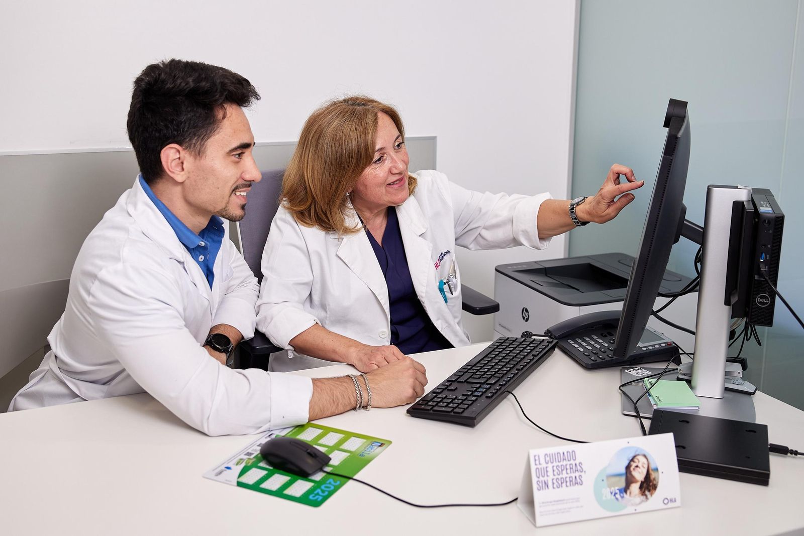 El doctor Christian Adán Díaz y la doctora Mercedes Fernández Fernández.