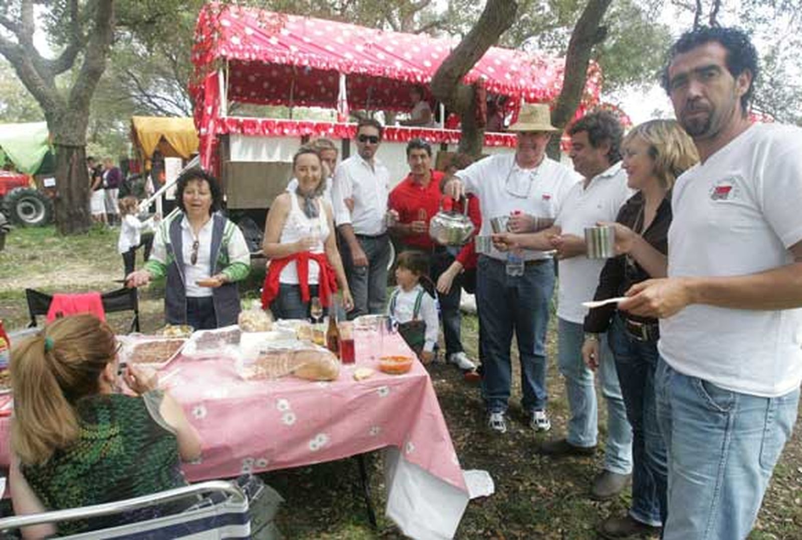 El almuerzo campestre marca la jornada en la Montera del Torero. La hermandad agradece la cada vez mayor afluencia de personas a la misa en honor al patrón./Fotos:José María Quiñones