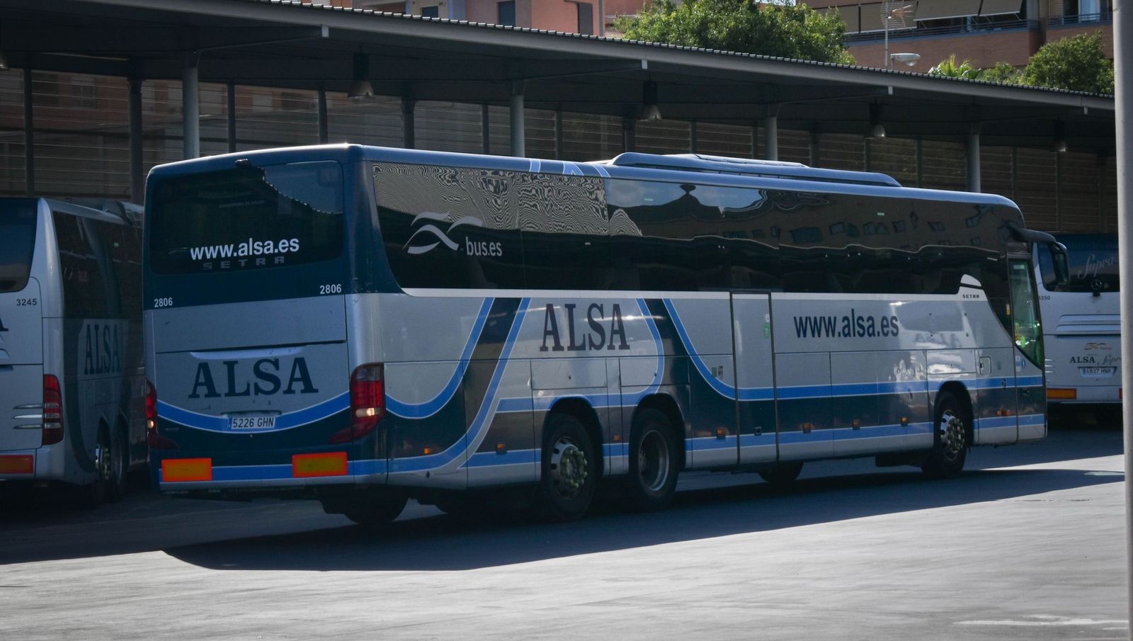Imagen de archivo de varios autobuses aparcados en la estación de Granada.