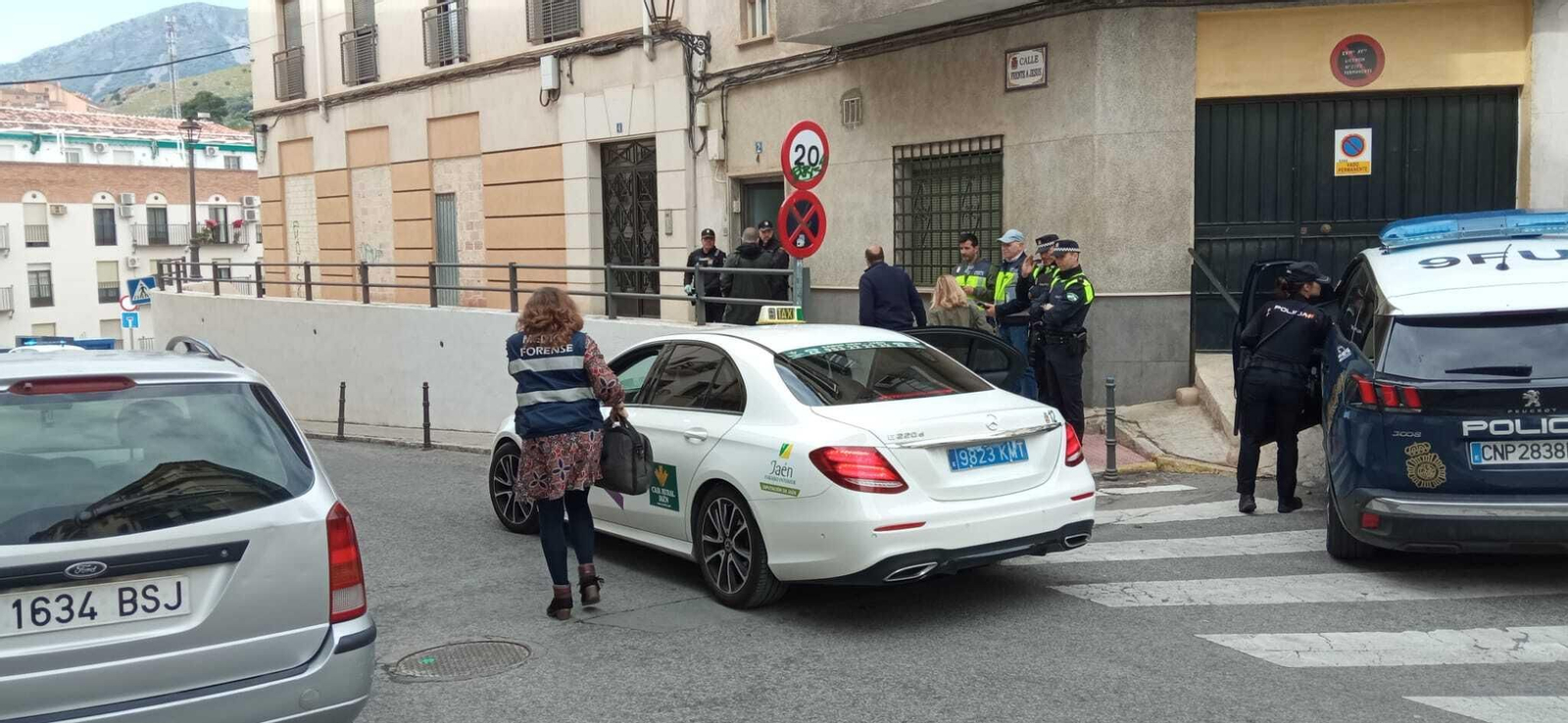 La forense y la jueza de instrucción llegan al lugar de los hechos este lunes.