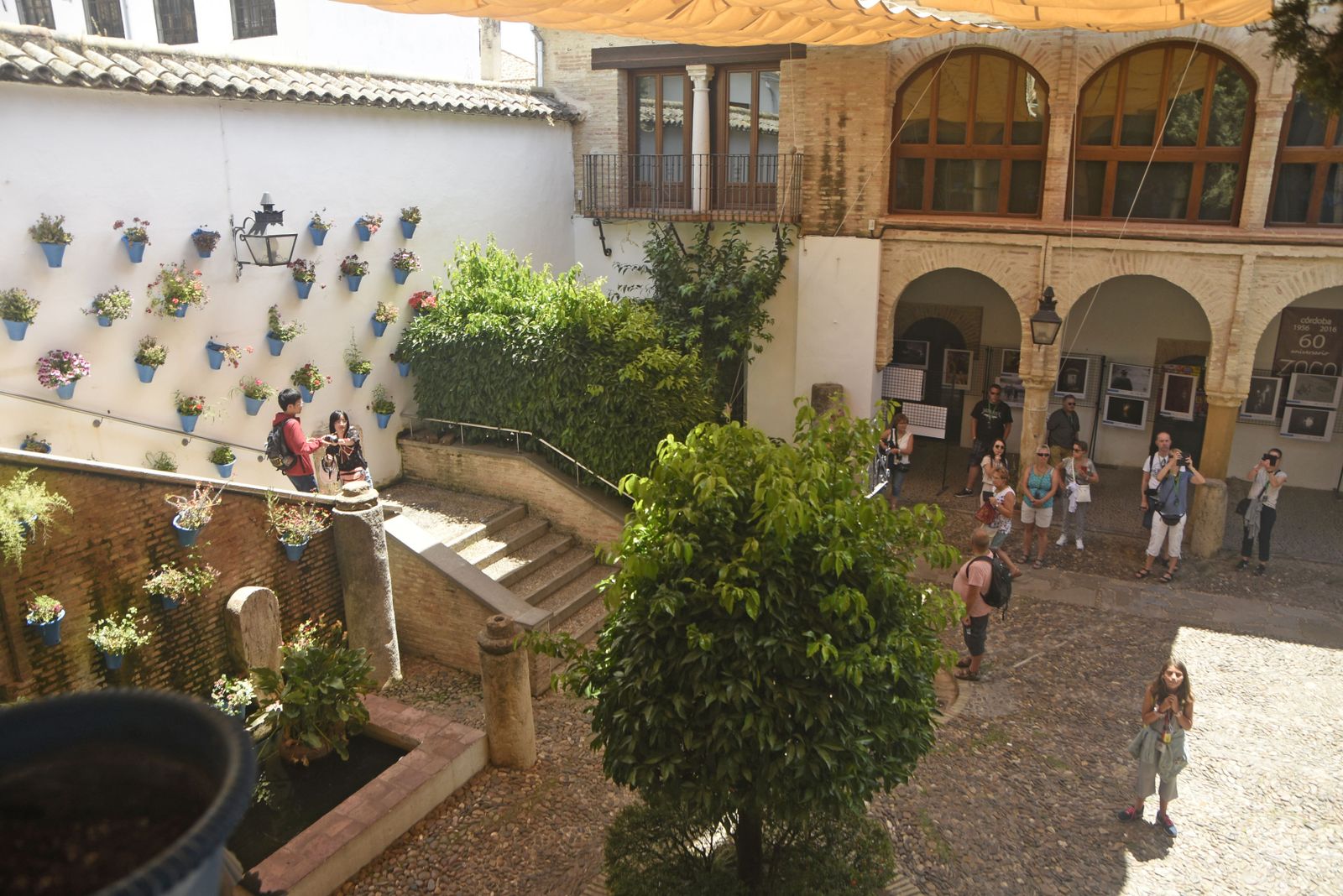 Turistas, antes de la crisis del covid-19, en el Zoco Municipal de Córdoba.