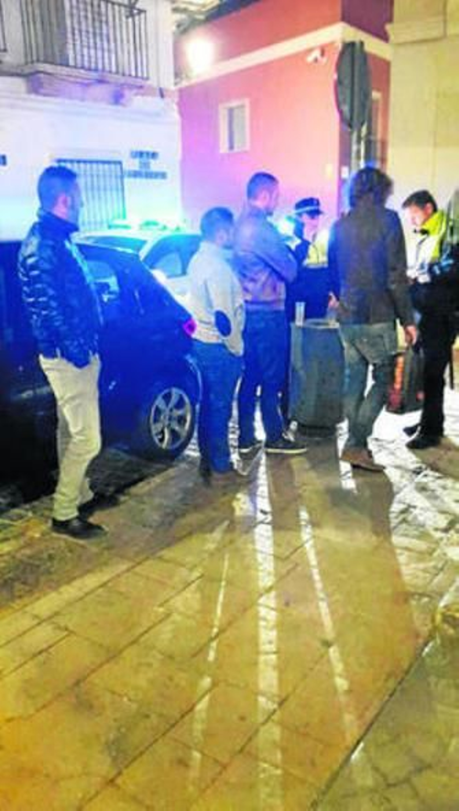 Una de las actuaciones desarrolladas por los agentes en el centro.