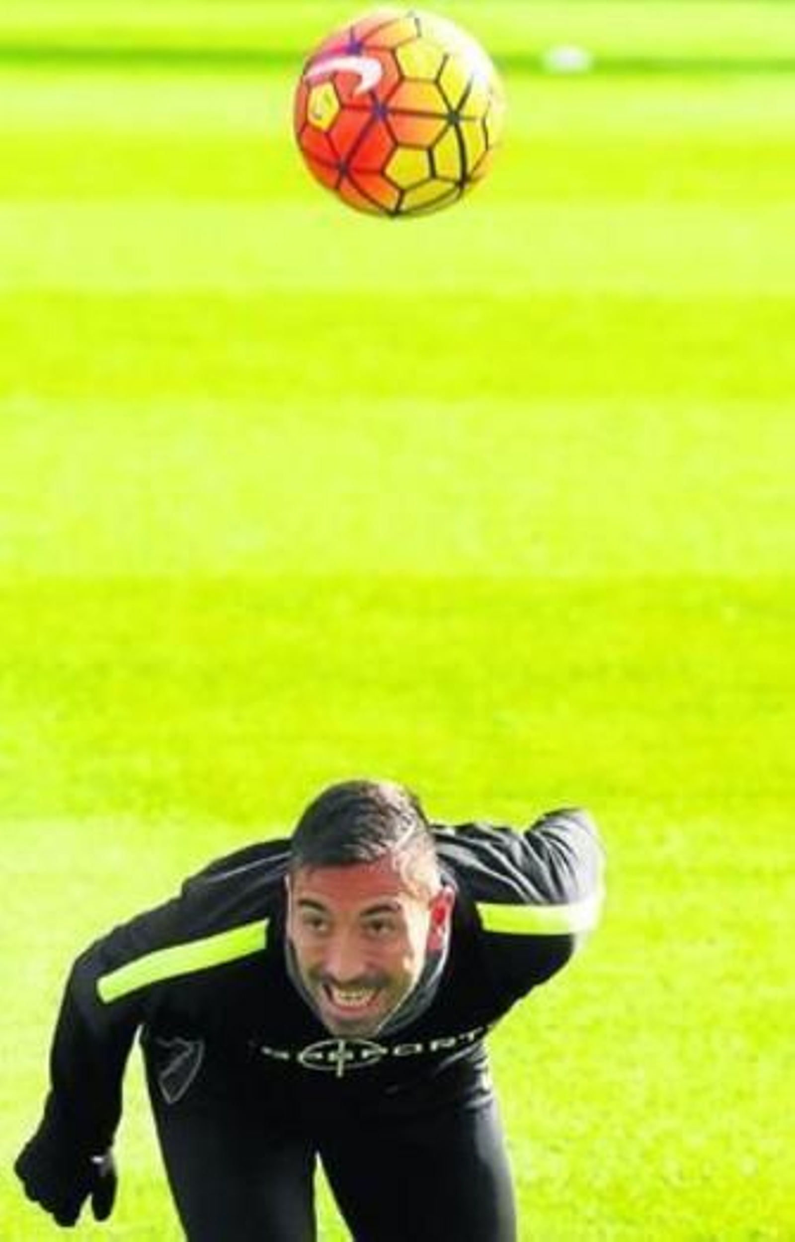 Charles intenta controlar un balón de cabeza en un entrenamiento reciente.