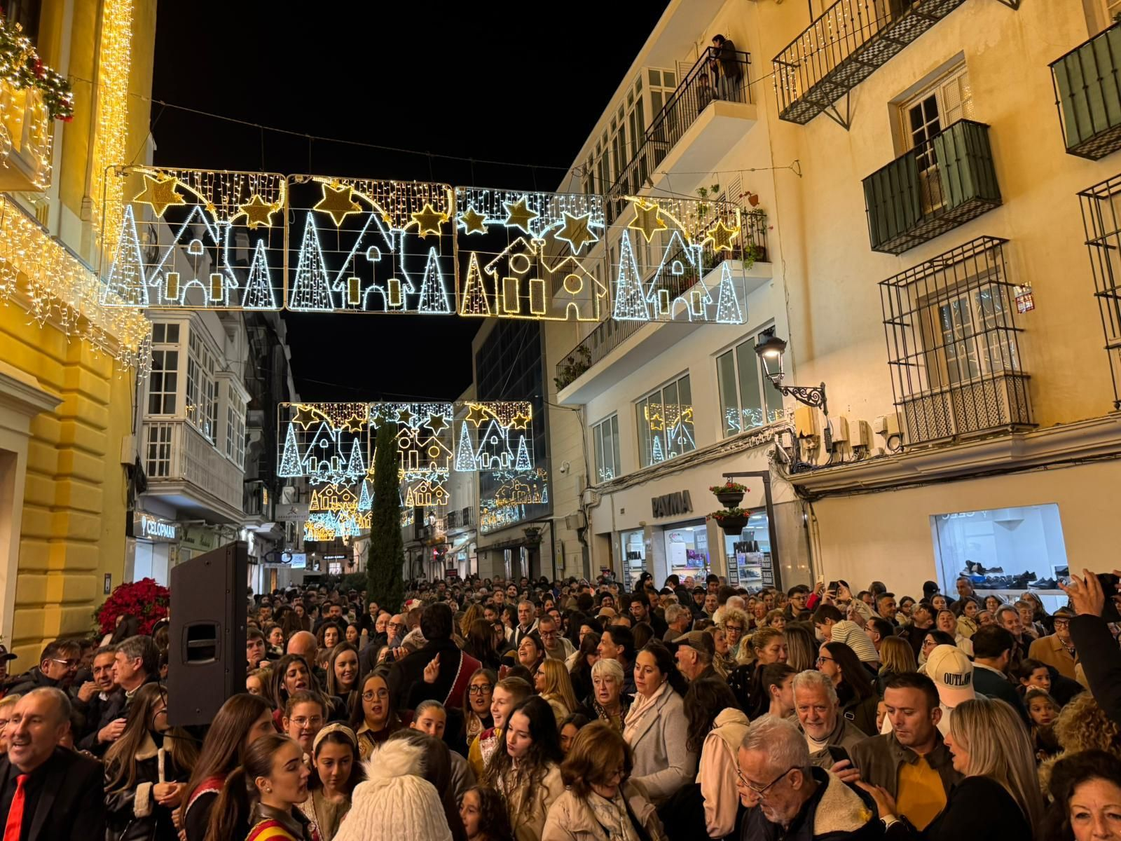 La calle Constitución, repleta de público.