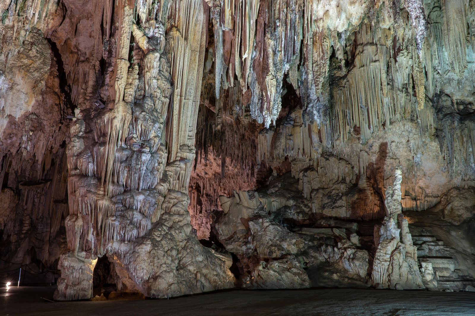 Interior de la Cueva de Nerja.