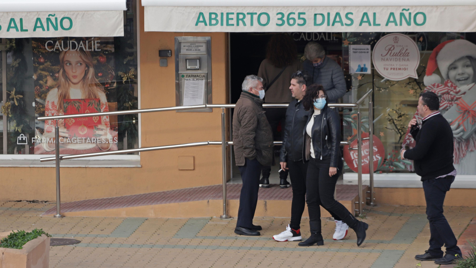 Varias personas delante de una farmacia en Algeciras.