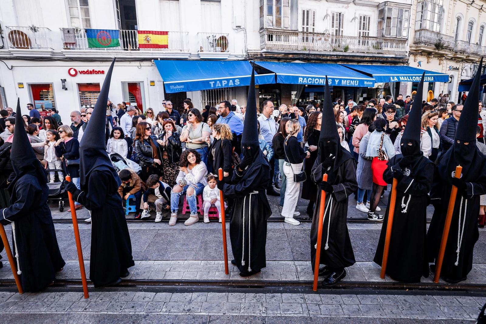 Imágenes de la salida de la Soledad en la Semana Santa de San Fernando 2025