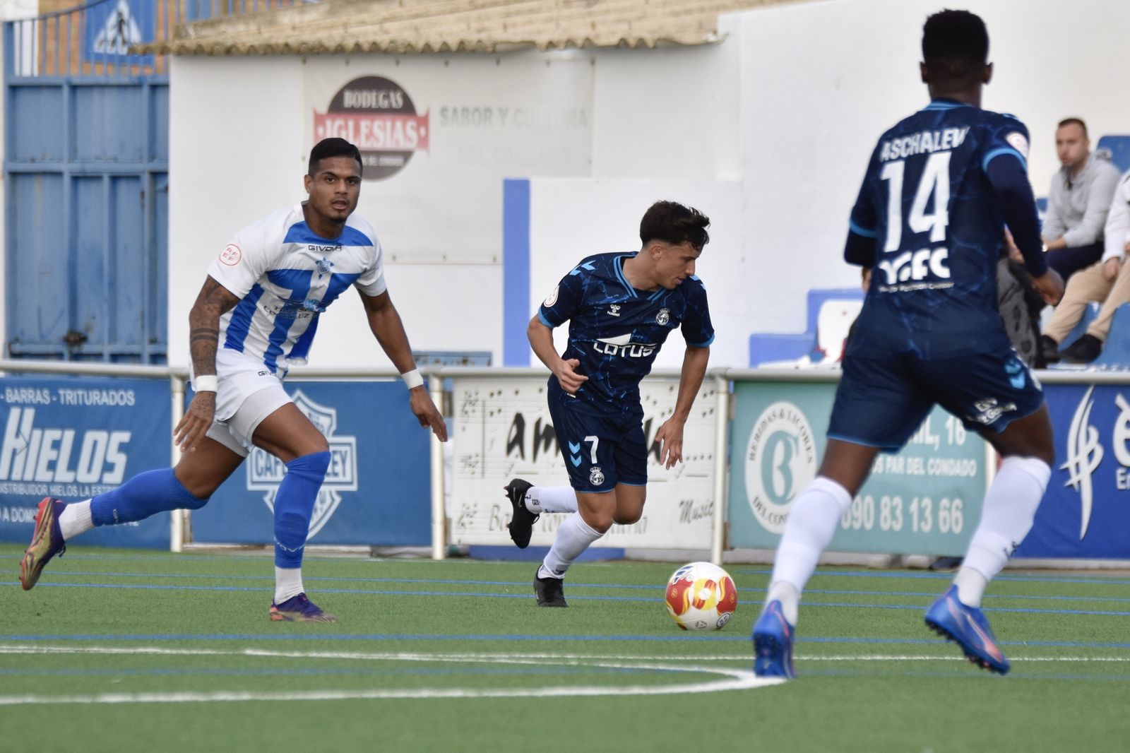 Las fotos del Bollullos CF - Real Balompédica Linense de Tercera Federación (0-0)