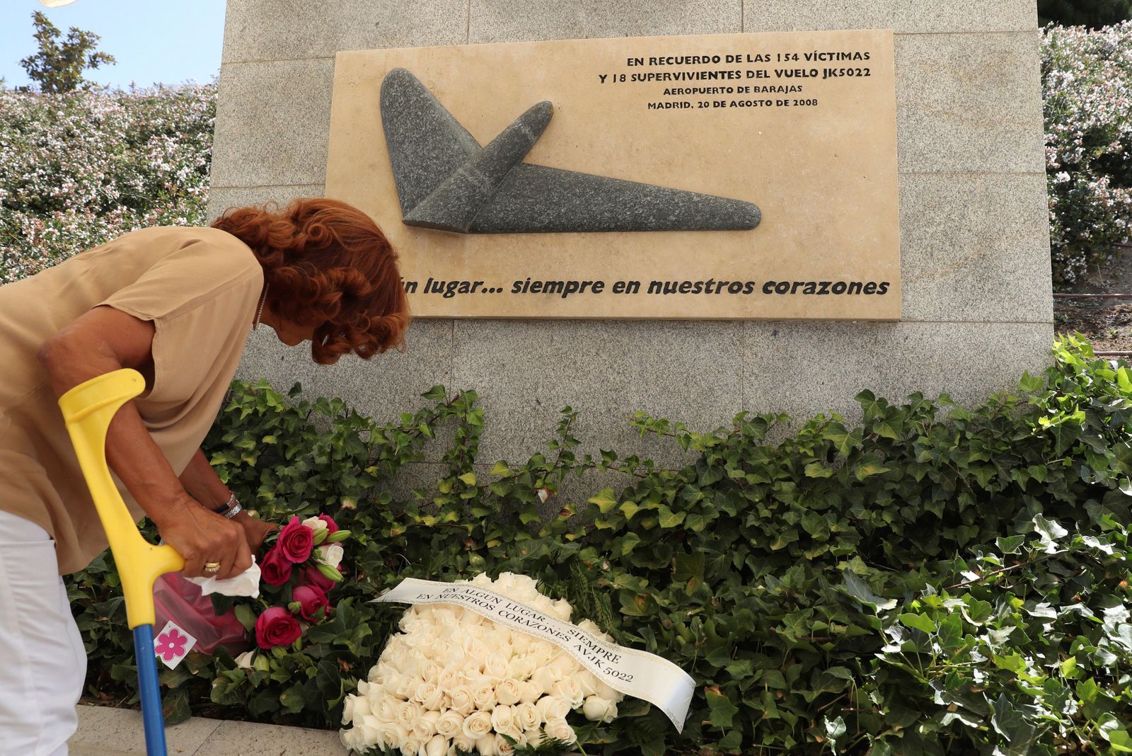 Familiares y allegados depositan ofrendas florales en homenaje a las víctimas del accidente de Spanair.
