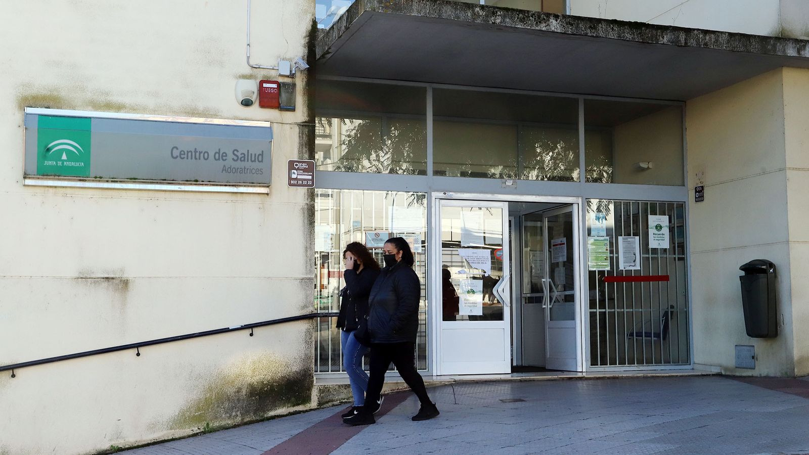 Imagen de archivo de dos personas abandonando un centro de salud de la capital.