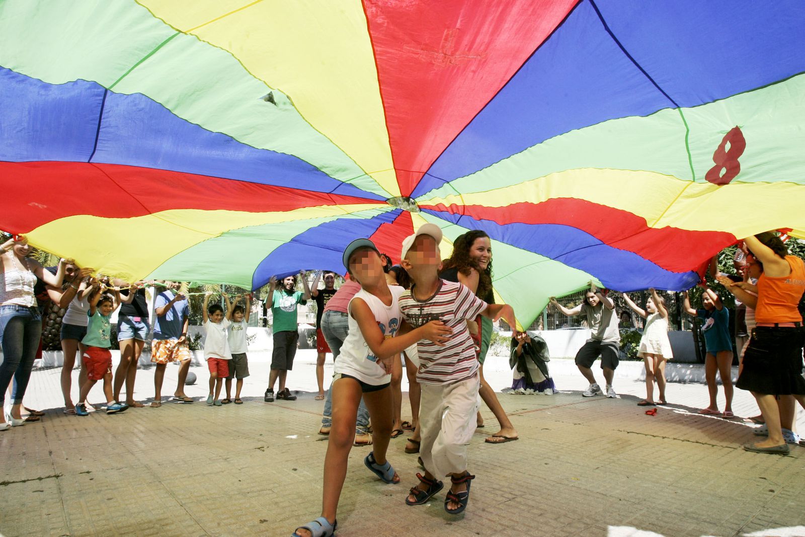 Niños participantes en uno de los talleres que organiza la asociación en sus escuelas de verano.