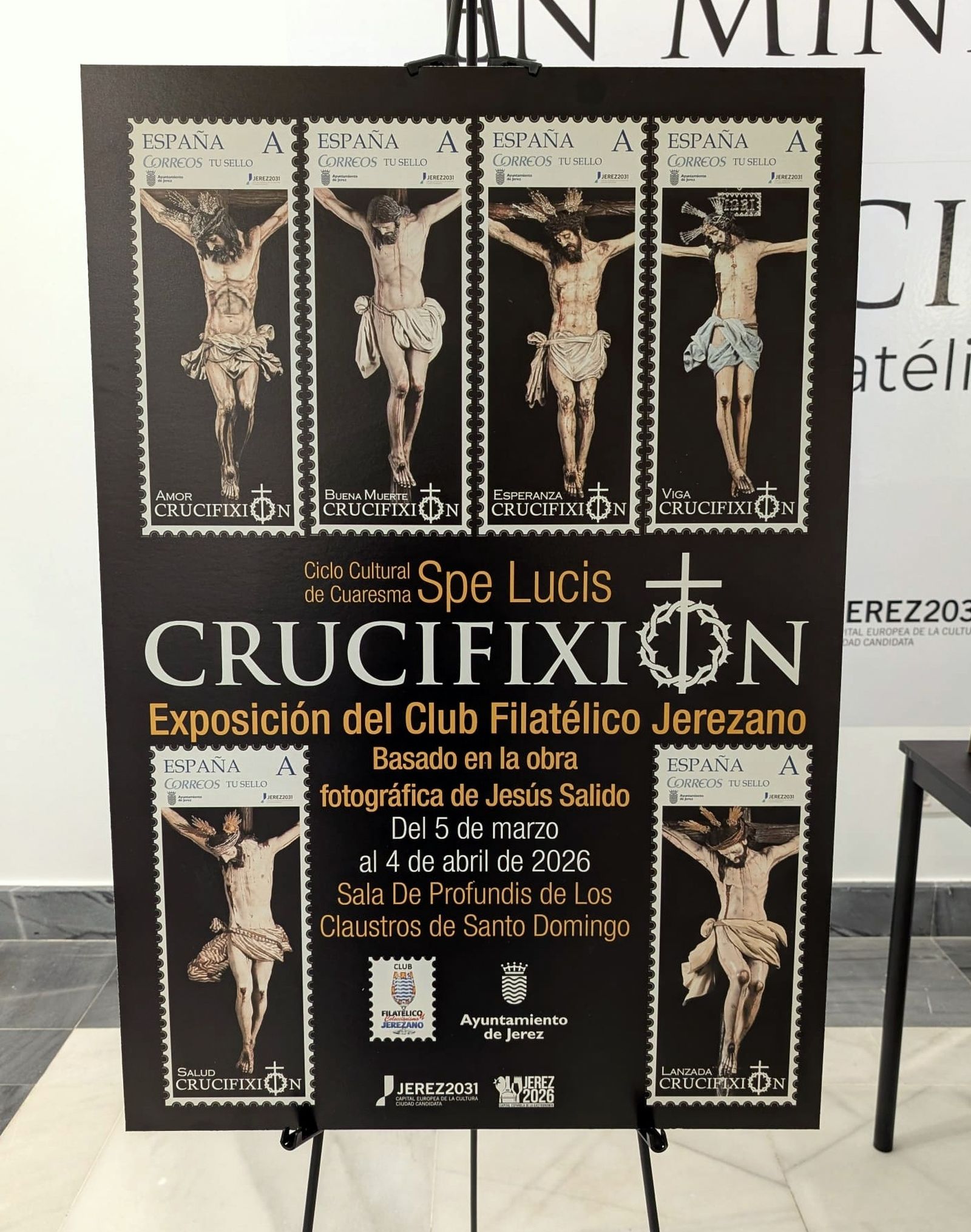 Los sellos de la colección 'Crucifixión', en la exposición de los Claustros.