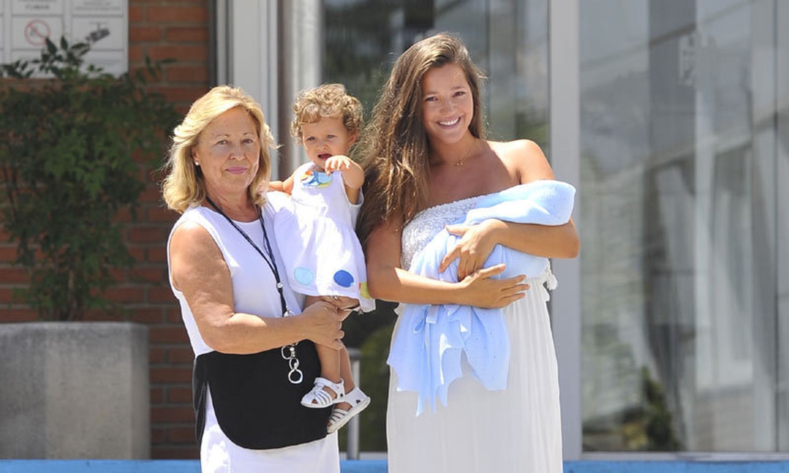 Malena posa con el bebé, junto a su madre y su hija Matilda.