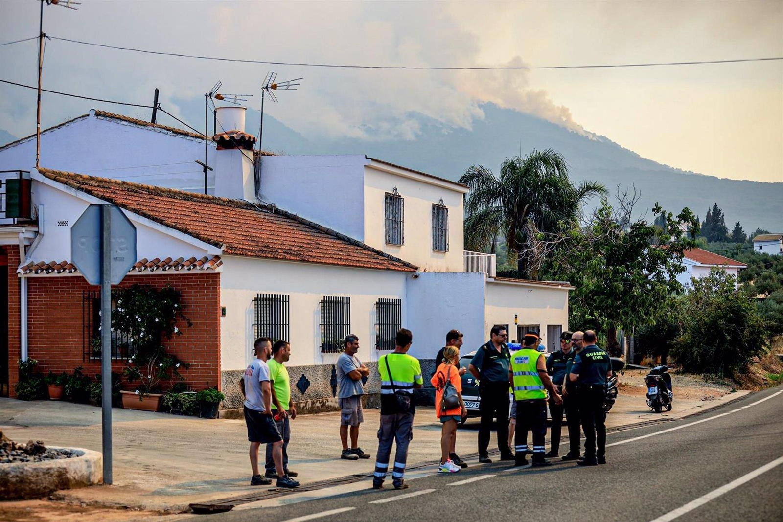 Vecinos desalojados por el incendio
