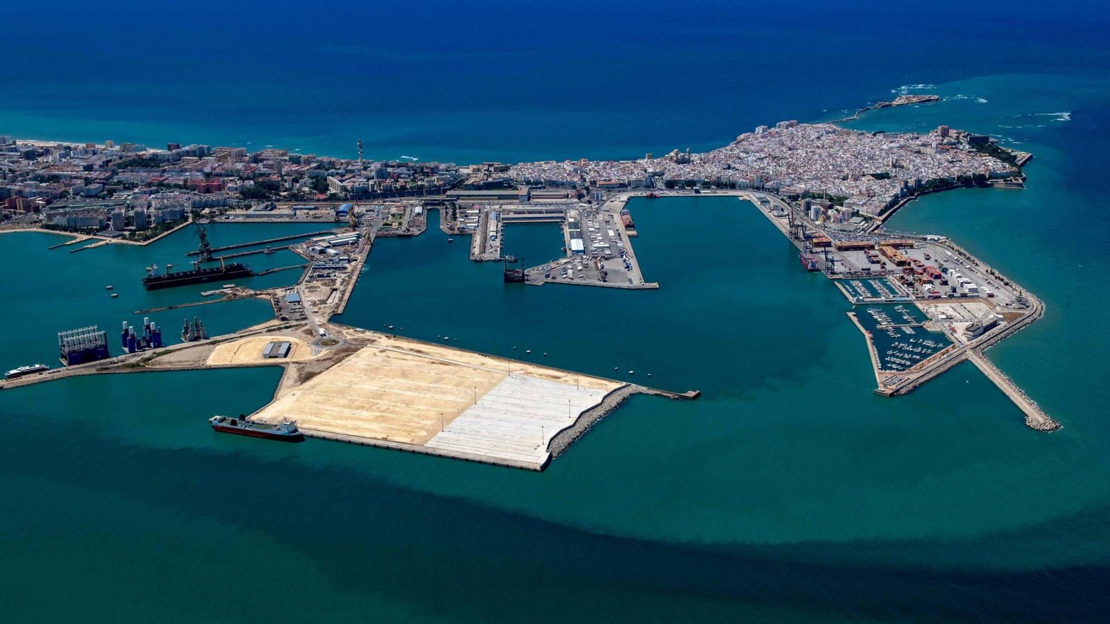 Vista aérea del Puerto de Cádiz. La segunda fase se corresponde con la cuña en los terrenos situados a la izquierda de la imagen.