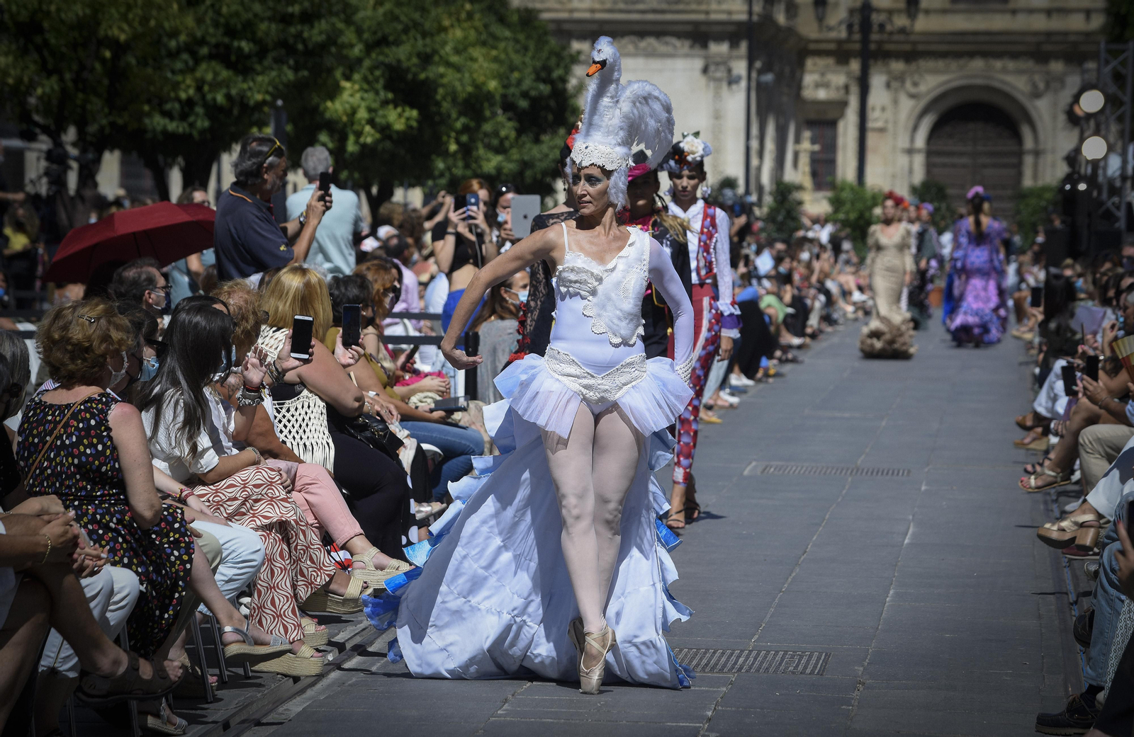 El desfile de moda flamenca de la Avenida de la Constitución, en imágenes