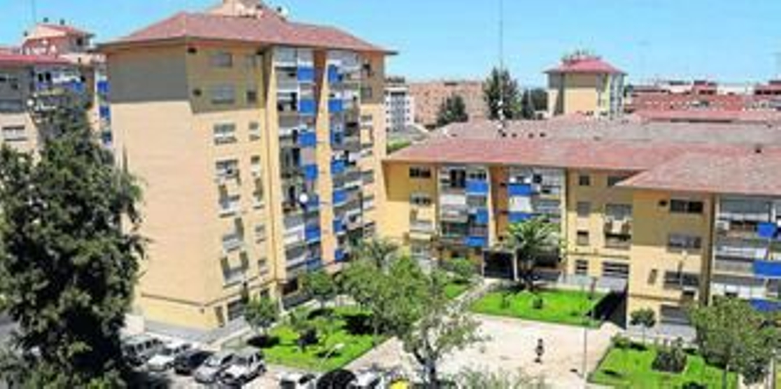 Bloques de viviendas de la barriada Parque Alcosa en la Plaza Rey Aurelio.