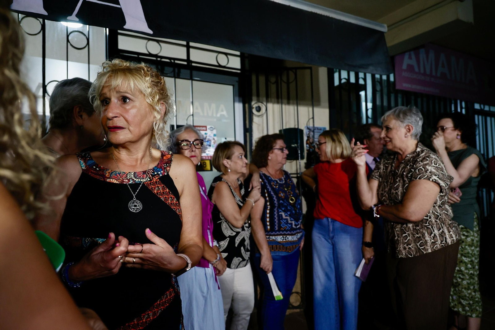 Angela Claverol, presidenta de Amama, junto a mujeres afectadas por los fallos en los cribados en un acto en la sede de la asociación.