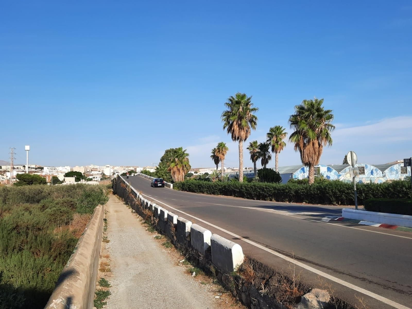 Imagen de archivo del puente que une Huércal de Almería y Viator.