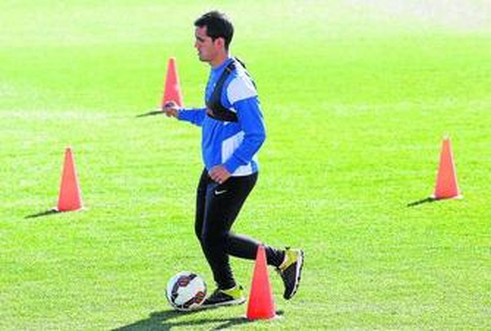 Juanmi conduce el balón en solitario por el estadio de atletismo Ciudad de Málaga.