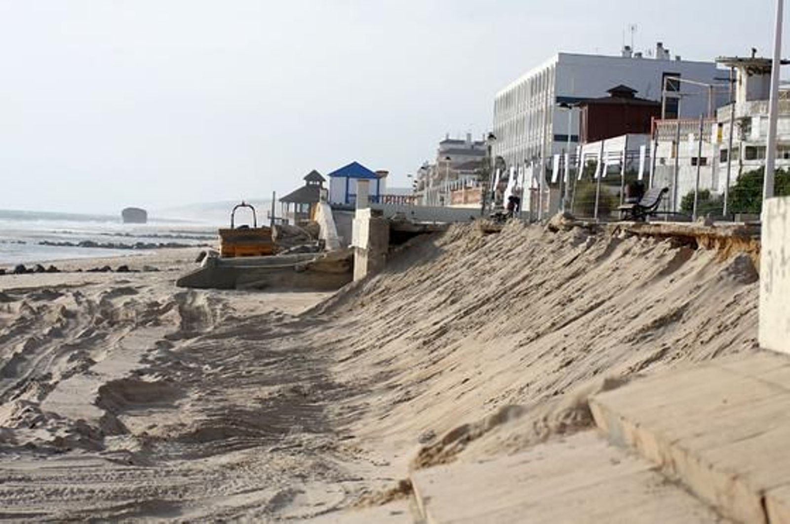 Una de las zonas más maltratadas por el temporal de la playa de Matalascañas, tras los trabajos de rehabilitación. / Alberto Domínguez