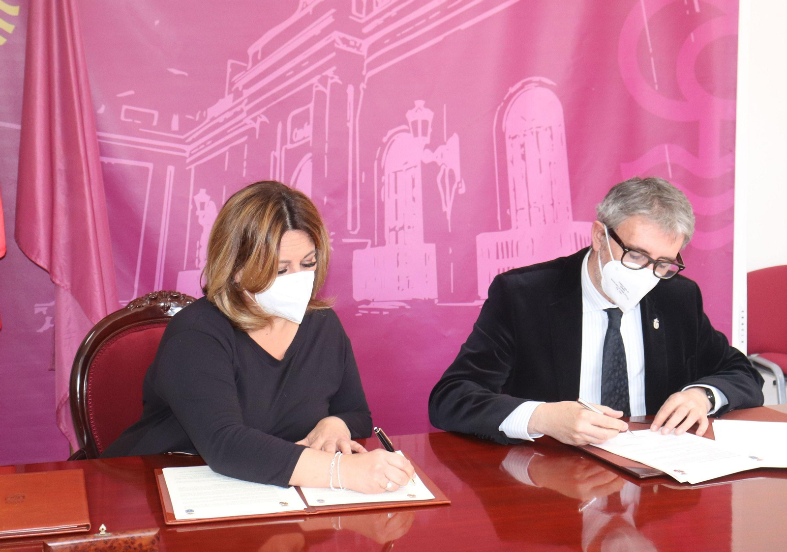 La alcaldesa y el rector de la UCA firman el convenio de colaboración sobre la escuela de cine