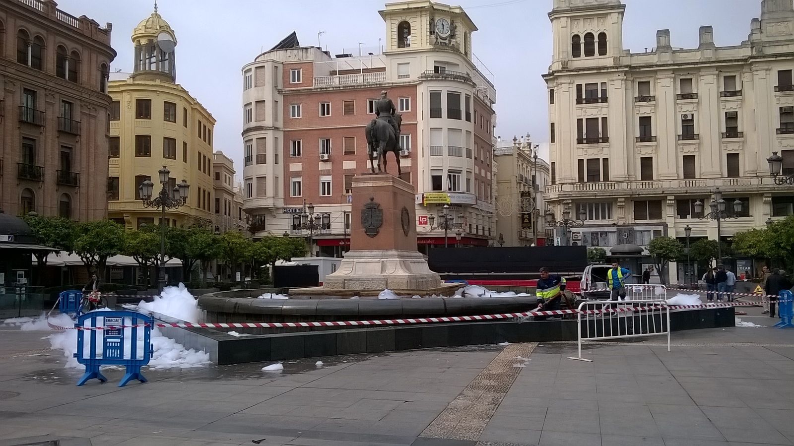 Técnicos de Emacsa y de la compañía Puma limpian la plaza de las Tendillas de espuma