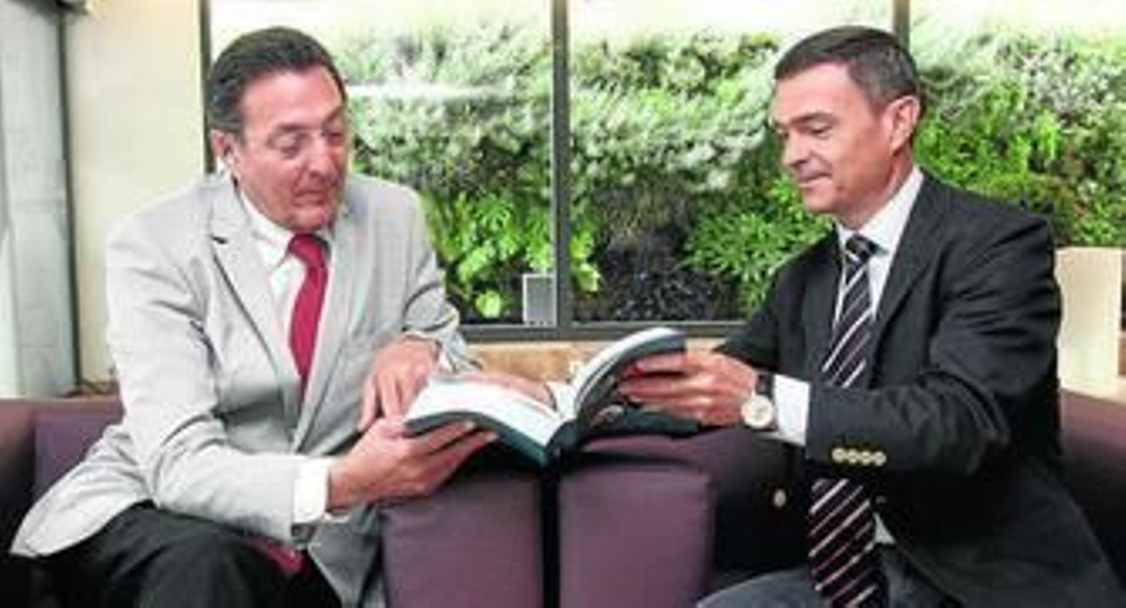 Los doctores Joaquín Cabezas y Miguel Ángel Vaz, en el hospital Quirón Sagrado Corazón.