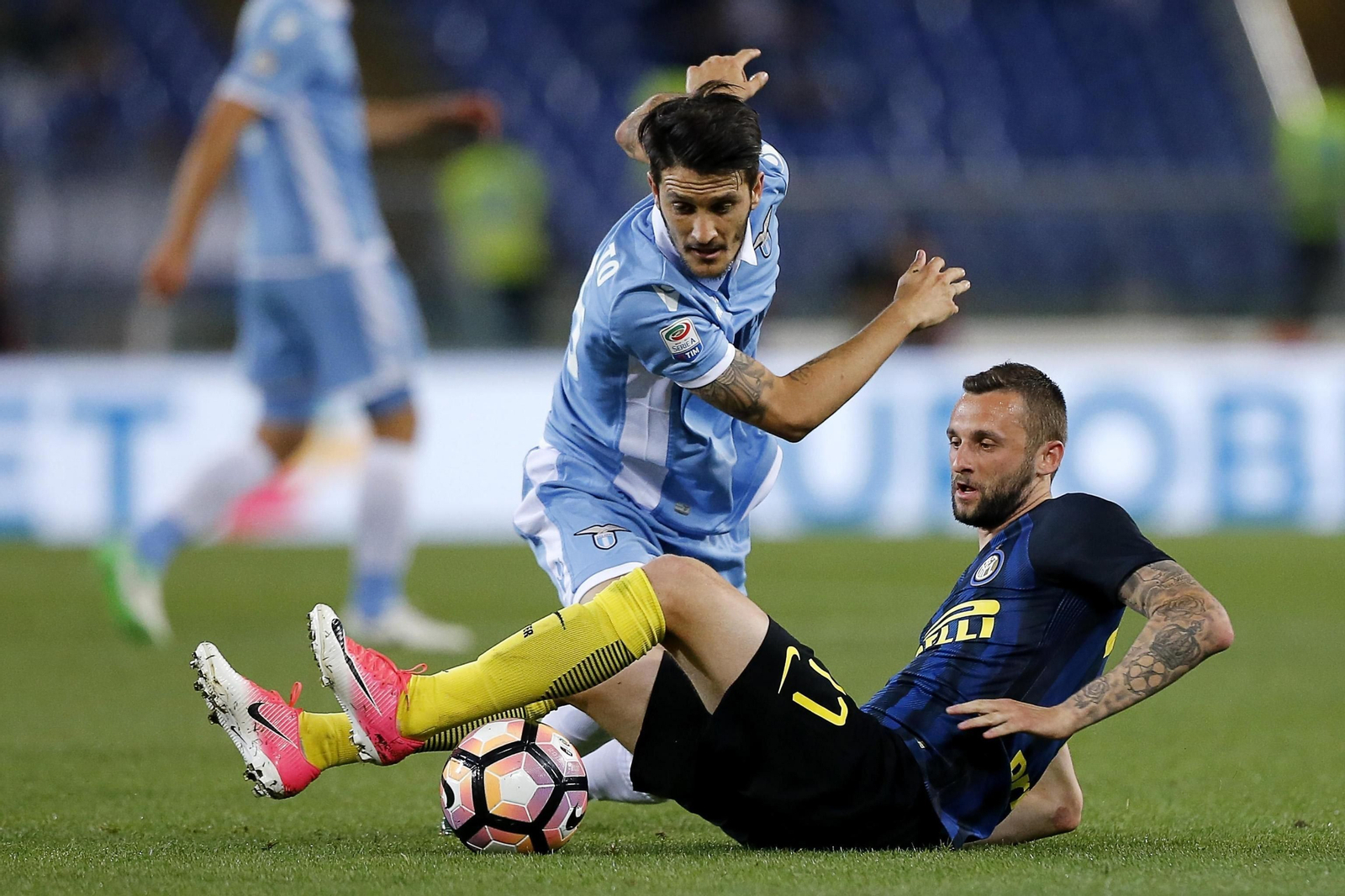 Brozovic hace una entrada a Luis Alberto.
