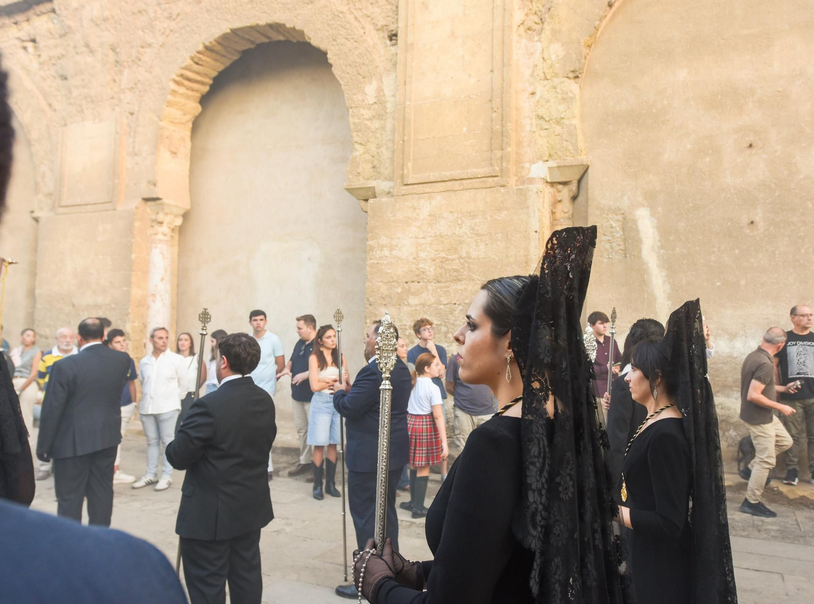 El traslado del Sepulcro de El Carpio tras el Magno Vía Crucis de Córdoba, en imágenes