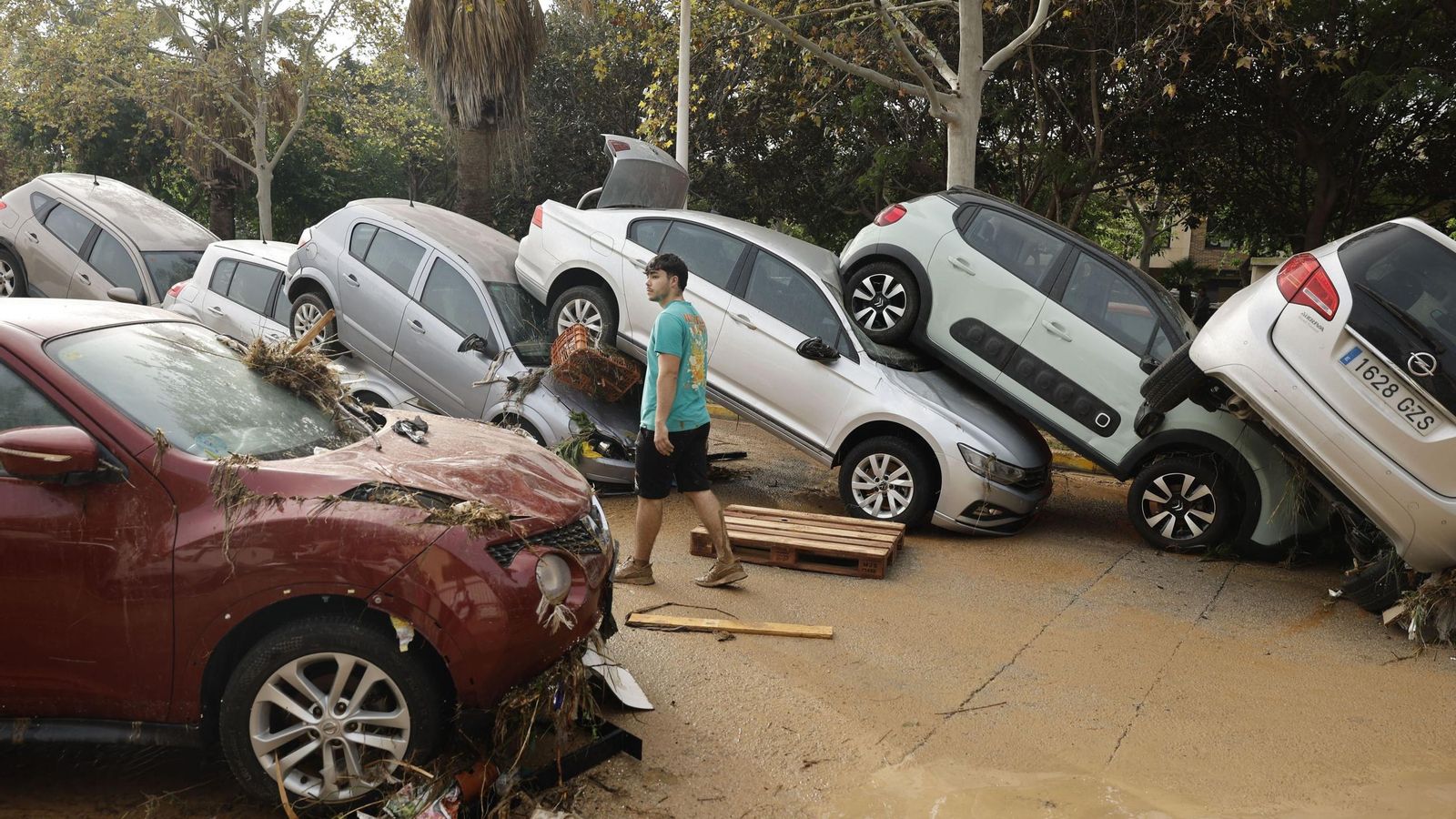 Así han quedado las calles de Valencia: desolación, barro y coches amontonados