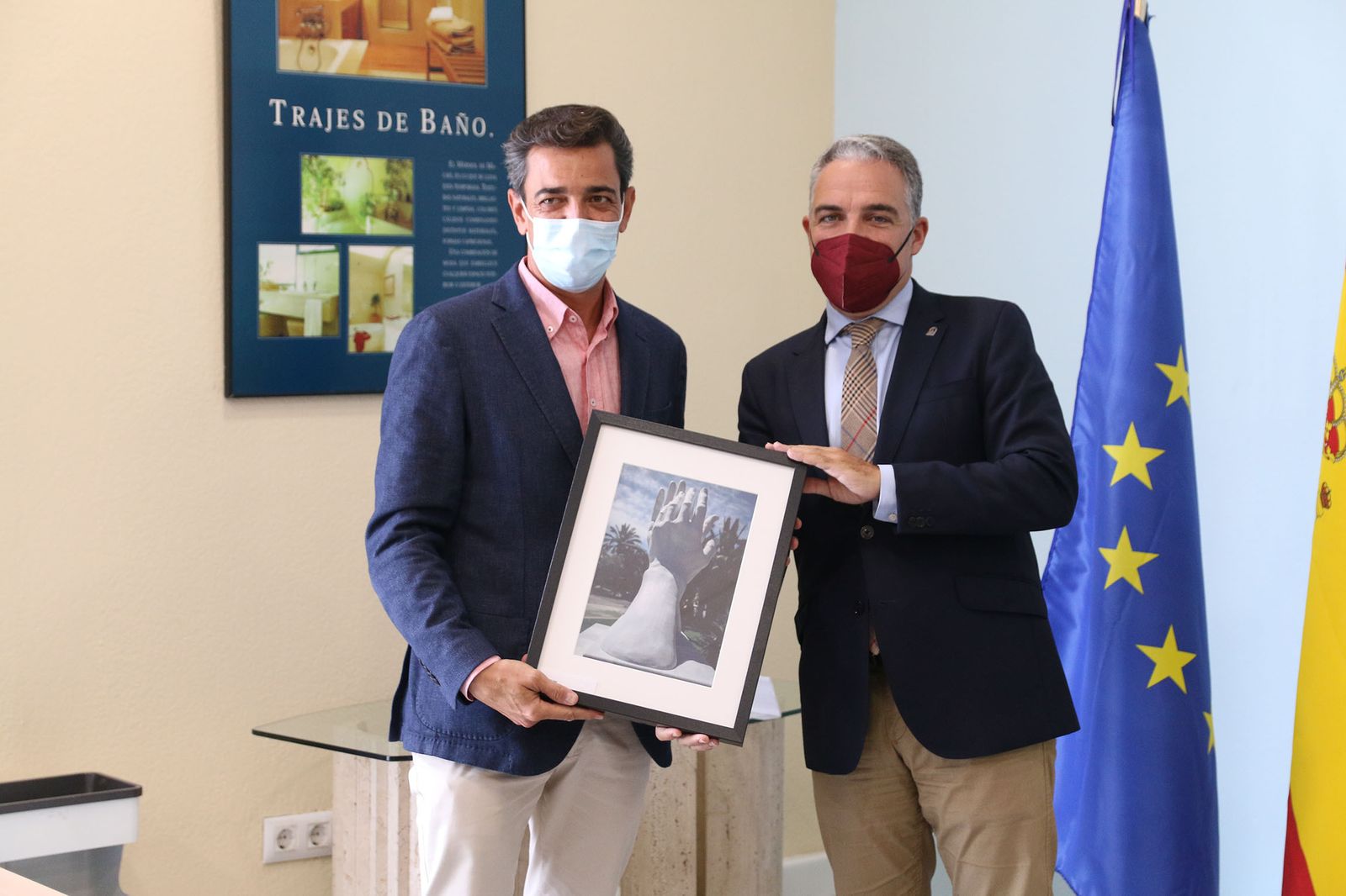 Las imágenes de la visita de Bendodo a Cosentino y la firma de la adenda con Extenda y la AEMA