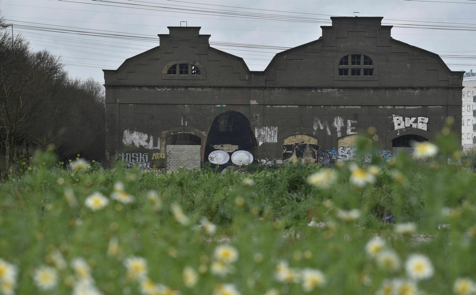 Una de las fachadas de las naves de Renfe de San Jerónimo.