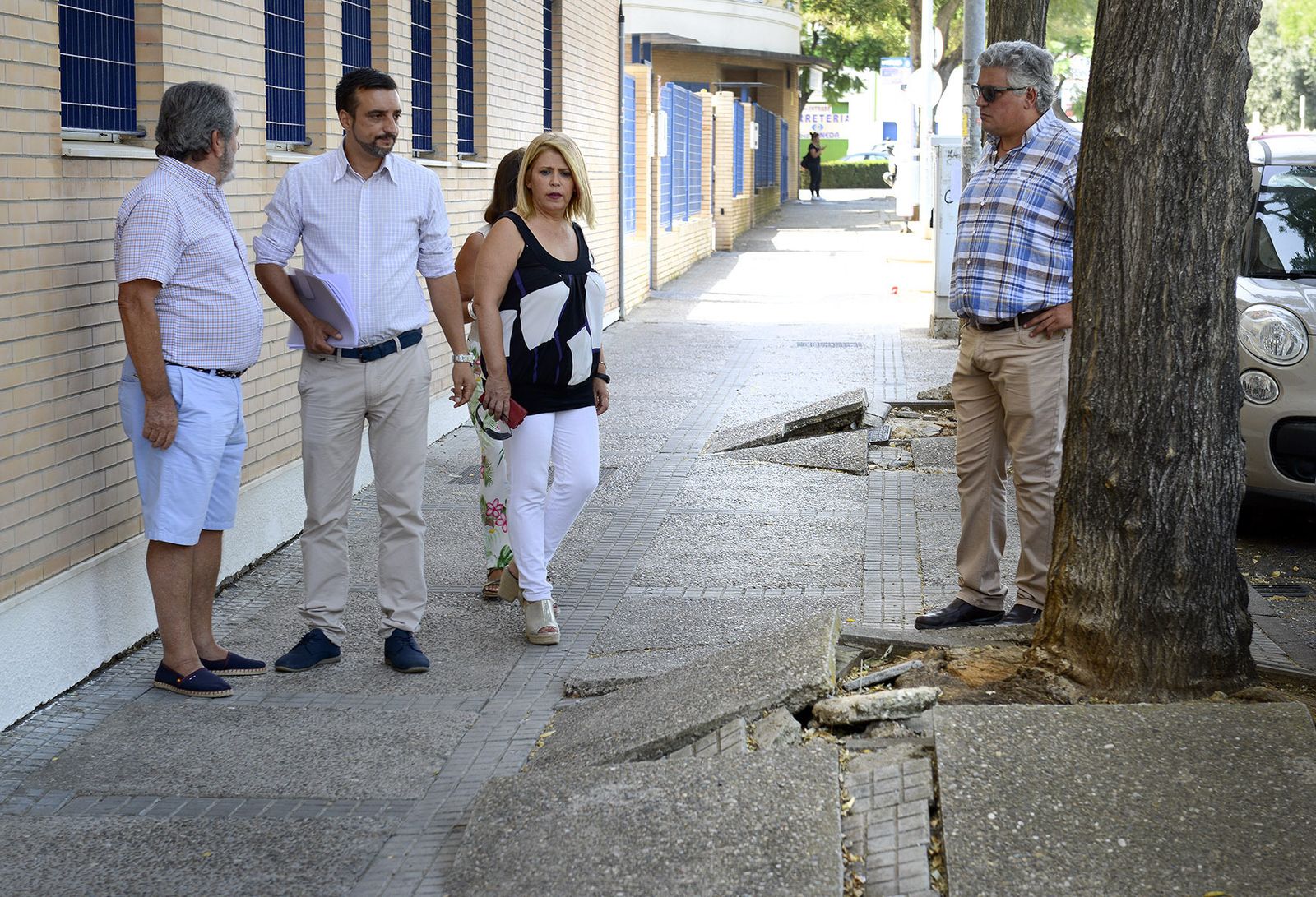 Mamen Sánchez y José Antonio Díaz observan el estado de una acera frente al Parque Iguazú.